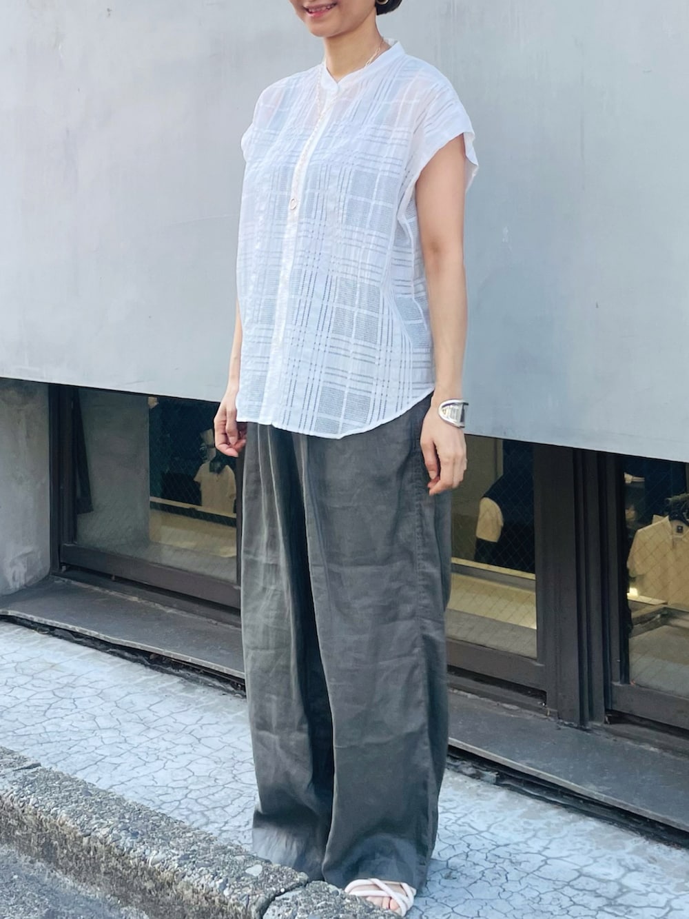 ホワイト系のシャツ/ブラウス、グリーン系のその他パンツ、ホワイト系のサンダルを着用したレディースの夏コーディネートの2枚目の写真