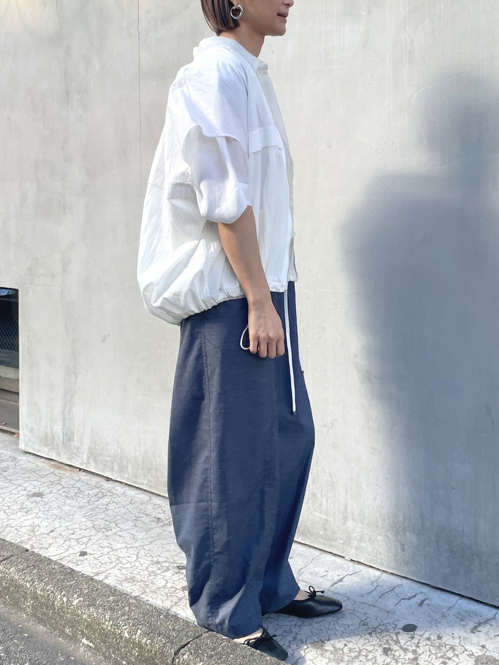 ホワイト系のブルゾン、ブルー系のその他パンツ、ホワイト系のシャツ/ブラウスを着用したレディースの春コーディネートの2枚目の写真