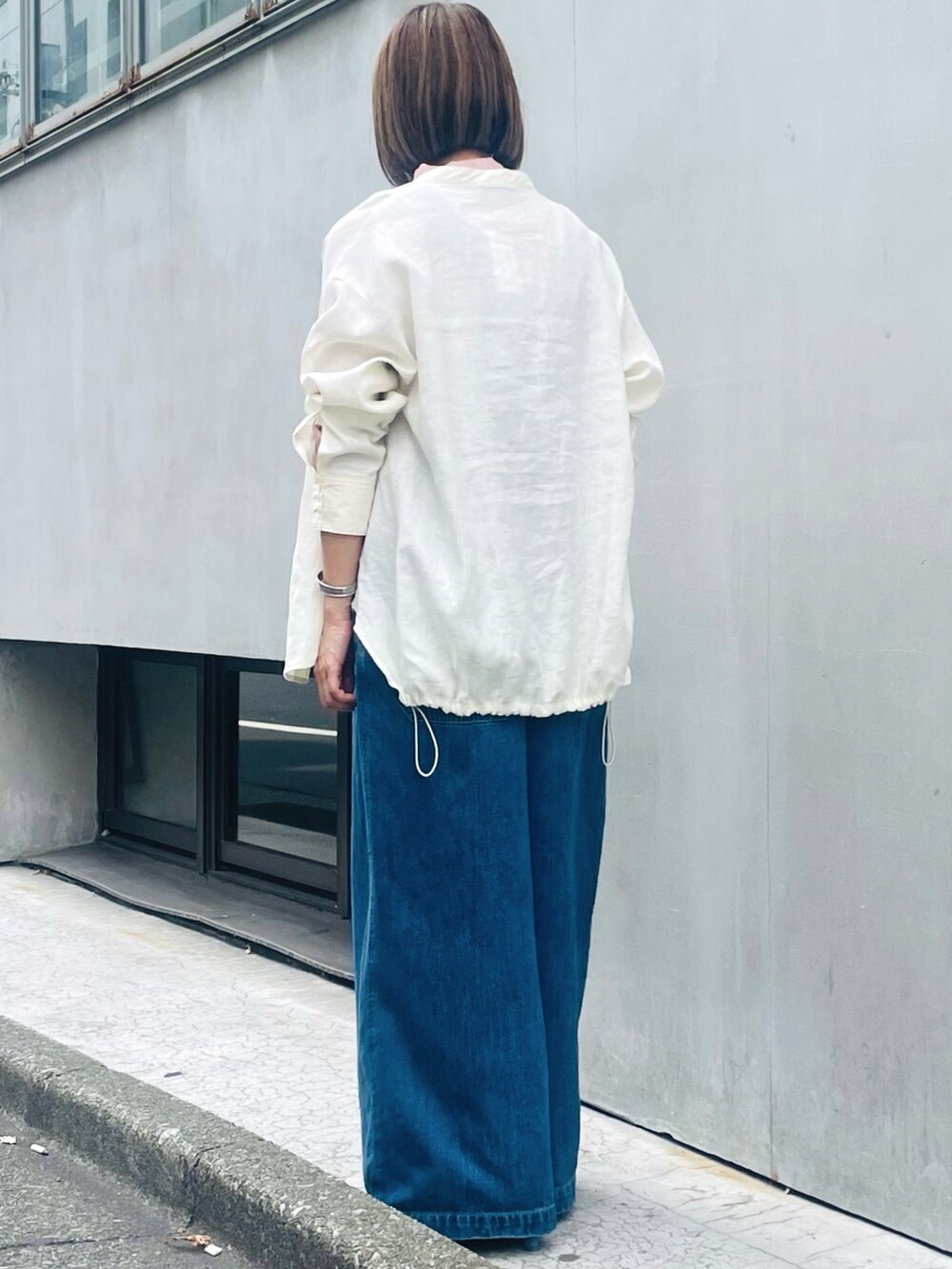 ホワイト系のシャツ/ブラウス、ピンク系のTシャツ/カットソー、ブルー系のサロペット/オーバーオールを着用したレディースの夏コーディネートの2枚目の写真