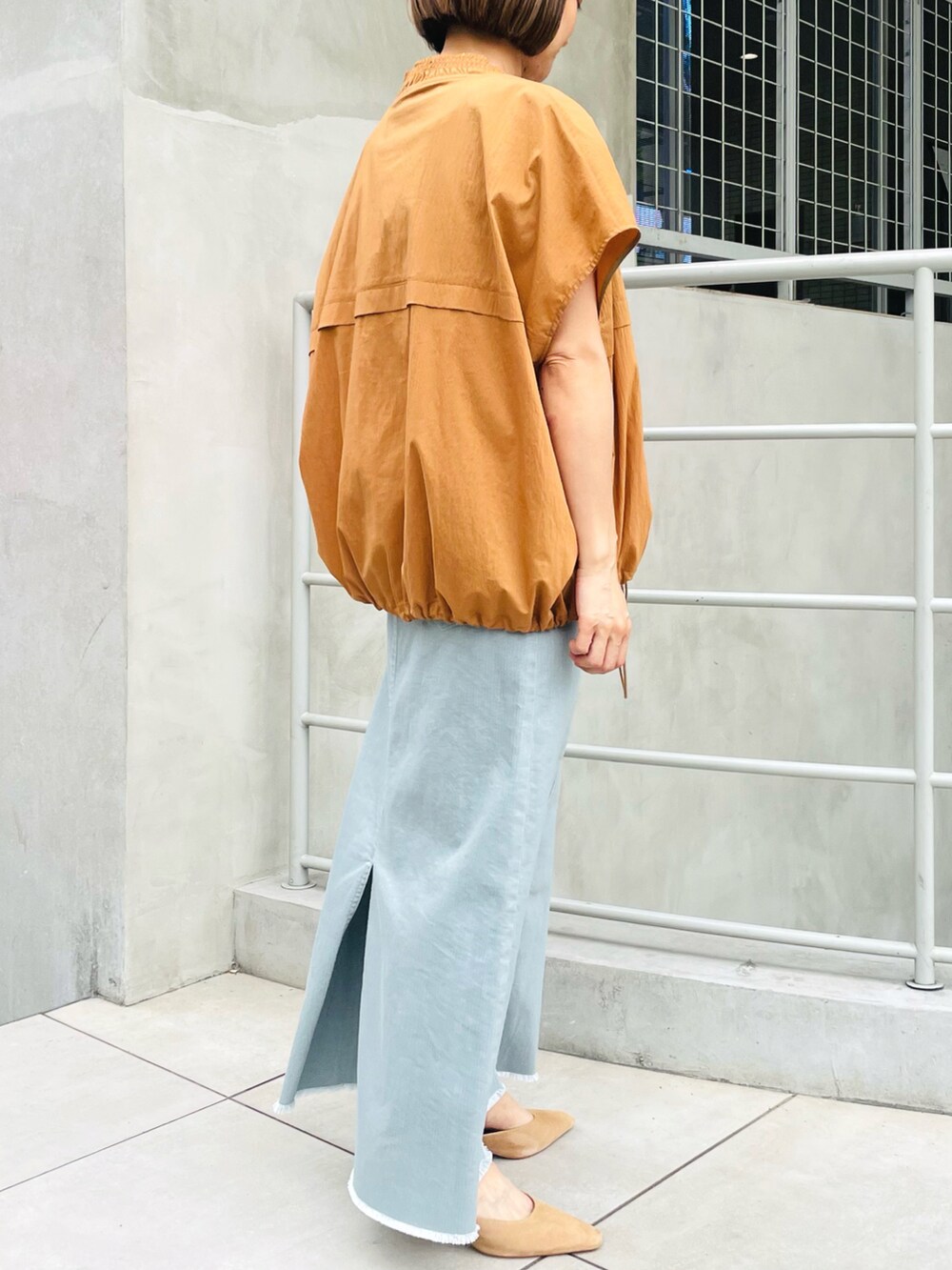 ブルー系のシャツ/ブラウス、イエロー系のブルゾン、ブルー系のデニムスカートを着用したレディースの夏コーディネートの2枚目の写真