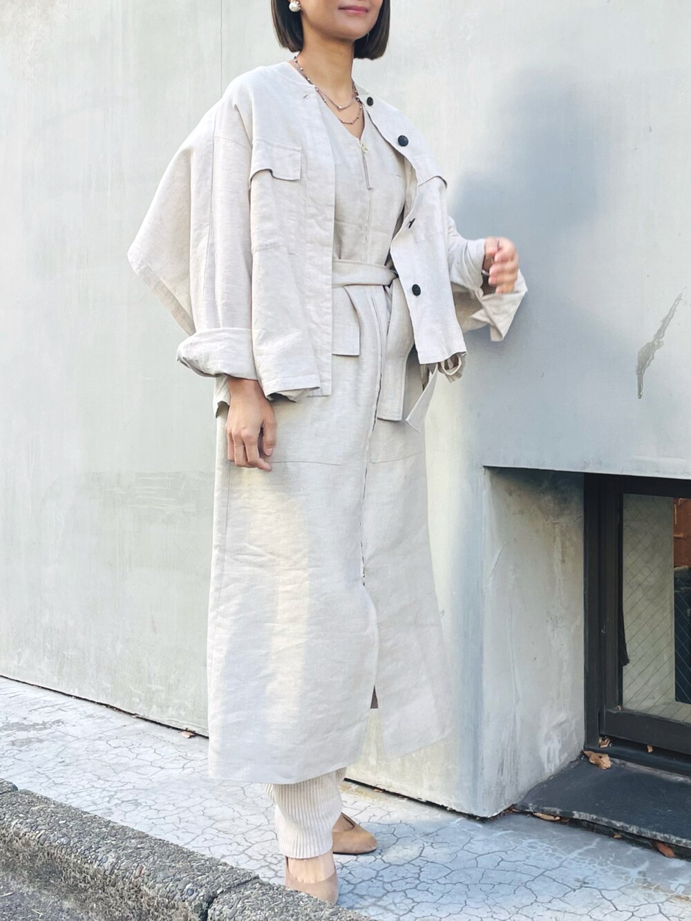 ベージュ系のブルゾン、ベージュ系のベスト、ベージュ系のその他パンツを着用したレディースの春コーディネートの2枚目の写真