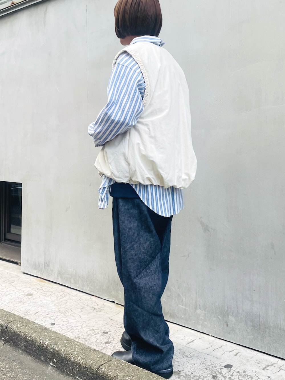 ホワイト系のその他アウター、ブルー系のデニムパンツ、ホワイト系のシャツ/ブラウスを着用したレディースの冬コーディネートの2枚目の写真