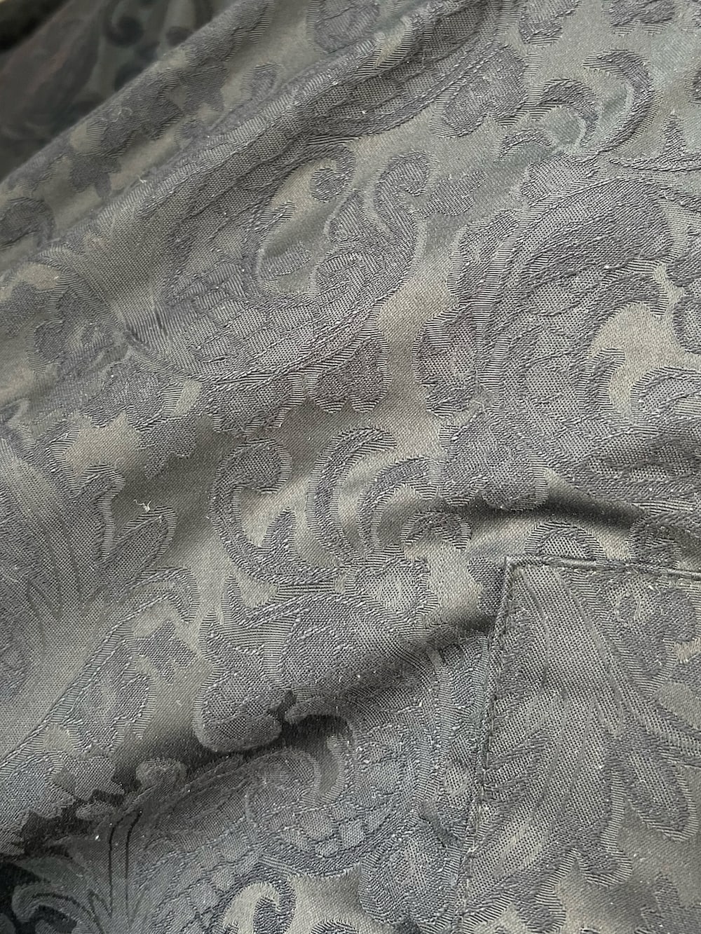 ホワイト系のスニーカー、ブラック系のその他パンツ、グレー系のTシャツ/カットソーを着用したメンズの秋コーディネートの2枚目の写真