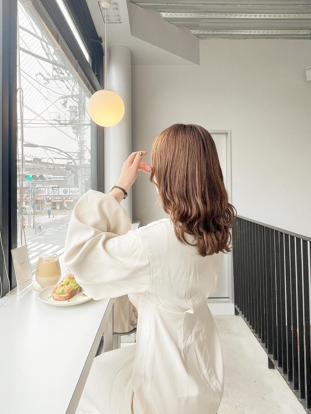 ホワイト系のワンピースを着用したレディースの冬コーディネートの2枚目の写真