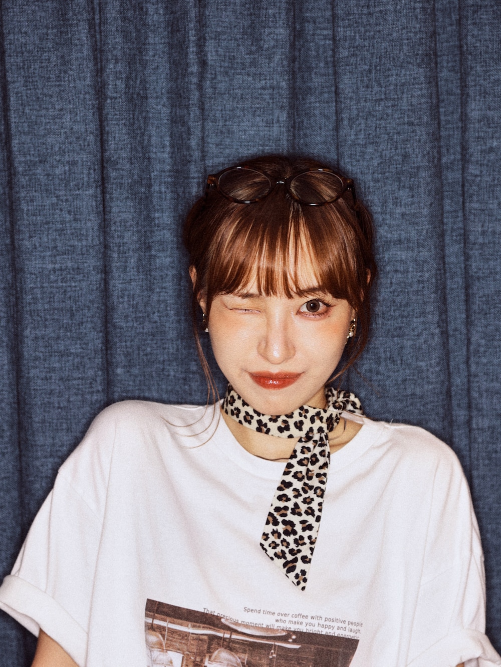 ホワイト系のTシャツ/カットソー、ブラウン系のスカート、ブルー系のトートバッグを着用したレディースの秋コーディネートの4枚目の写真