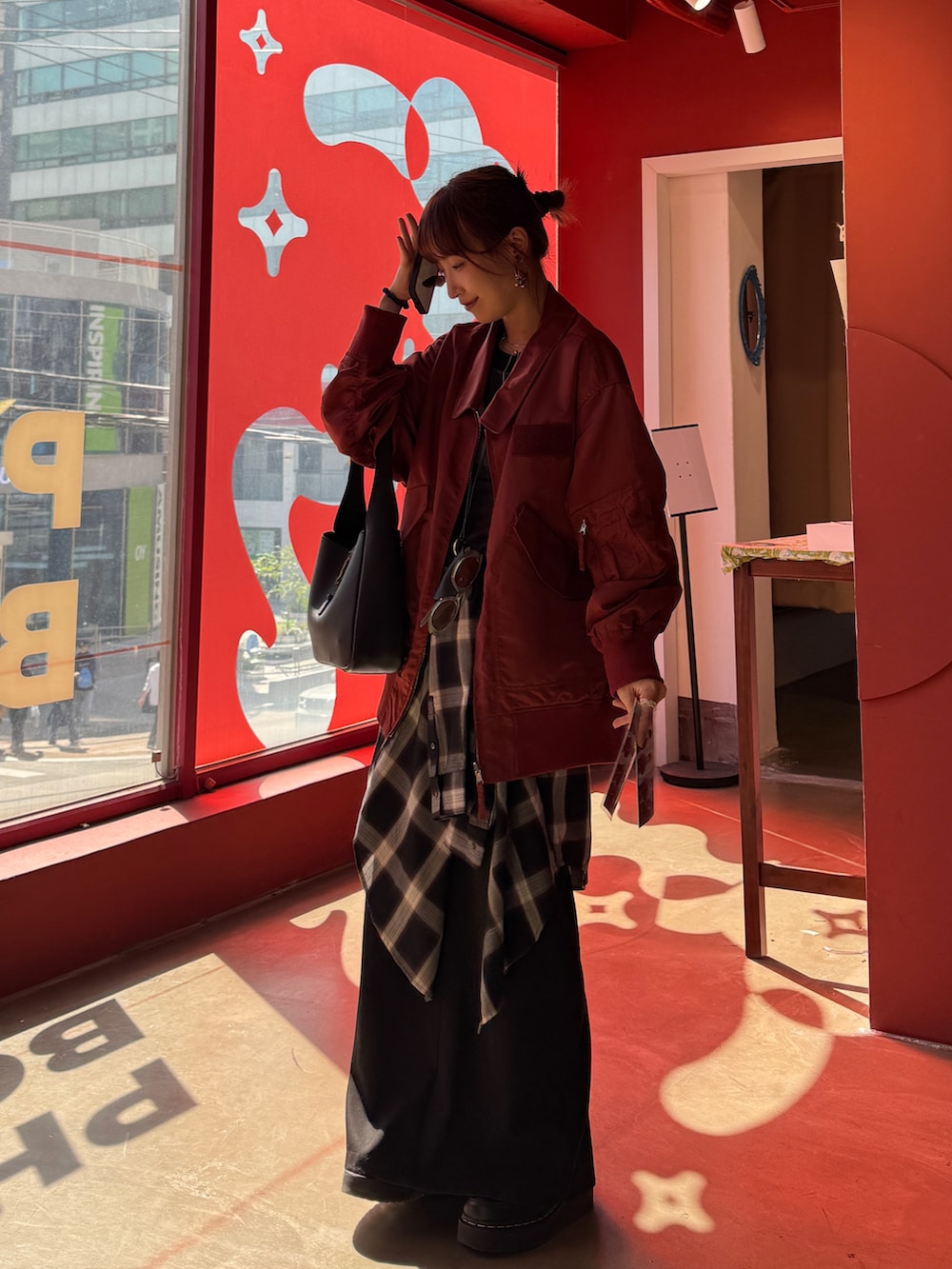 ベージュ系のブルゾン、グリーン系のサングラスを着用したレディースの秋コーディネートの2枚目の写真