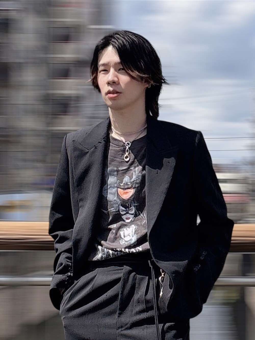 ブラック系のジャケット/アウター、ブラック系のパンツ、ブラウン系のシューズを着用したメンズの春コーディネートの2枚目の写真