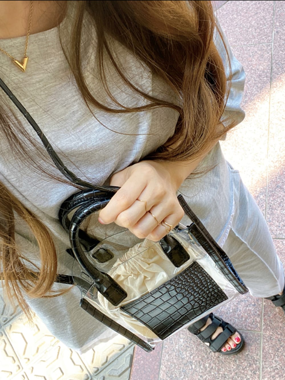 ブラック系のサンダル、グレー系のセットアップ、ブラック系のショルダーバッグを着用したレディースの夏コーディネートの5枚目の写真