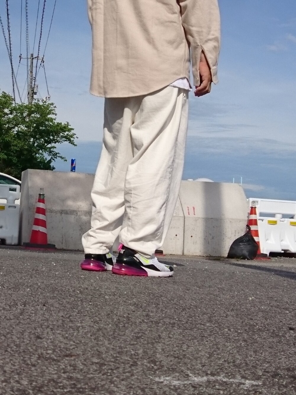 ベージュ系のシャツ/ブラウス、ブルー系のスポーツグッズを着用したメンズの夏コーディネートの2枚目の写真