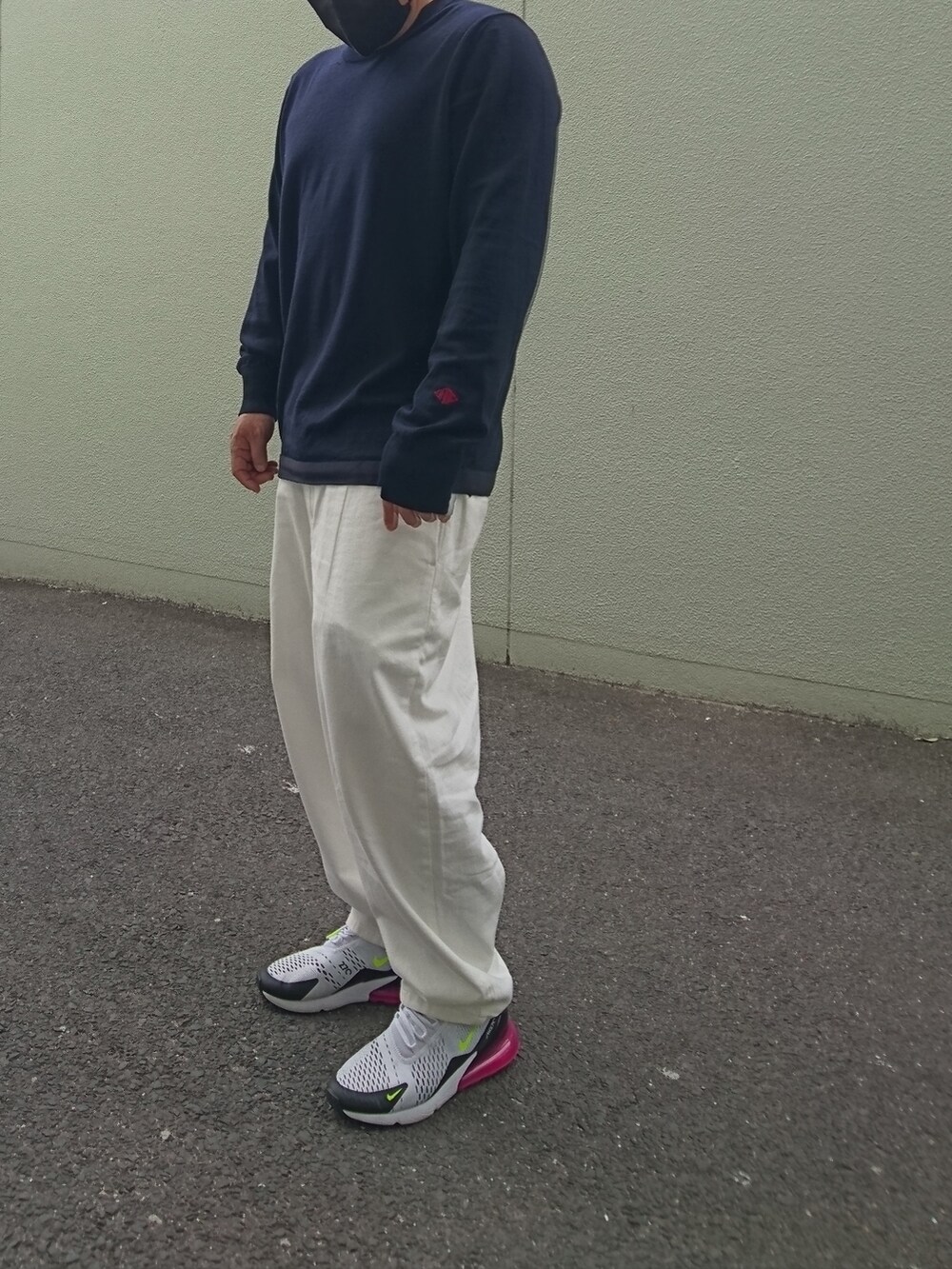 ブルー系のニット/セーター、ホワイト系のパンツを着用したメンズの春コーディネートの2枚目の写真