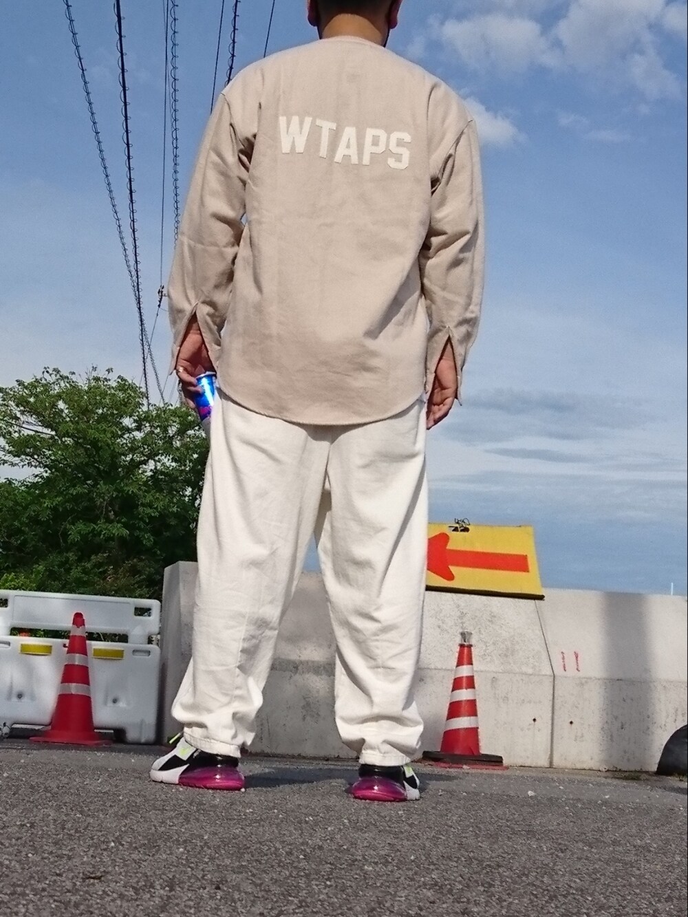 ベージュ系のシャツ/ブラウス、ブルー系のスポーツグッズを着用したメンズの夏コーディネートの3枚目の写真