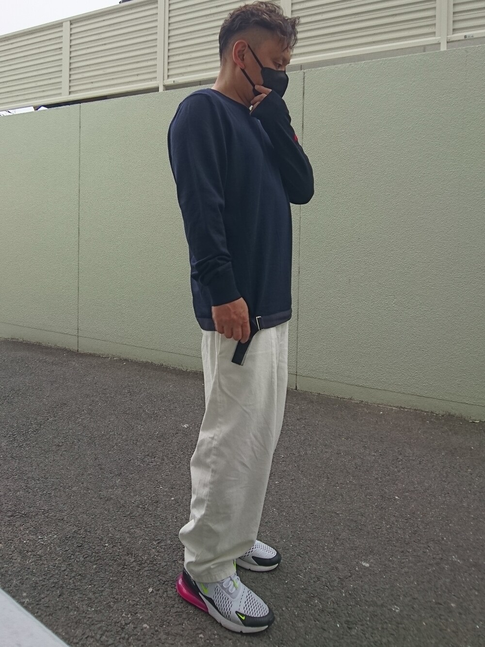 ブルー系のニット/セーター、ホワイト系のパンツを着用したメンズの春コーディネートの3枚目の写真