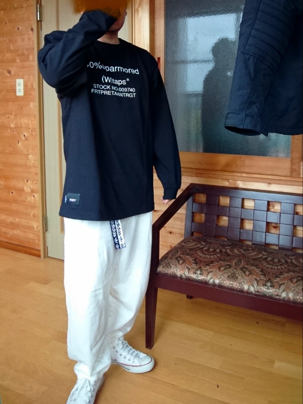 ブラック系のTシャツ/カットソーを着用したメンズの夏コーディネートの2枚目の写真