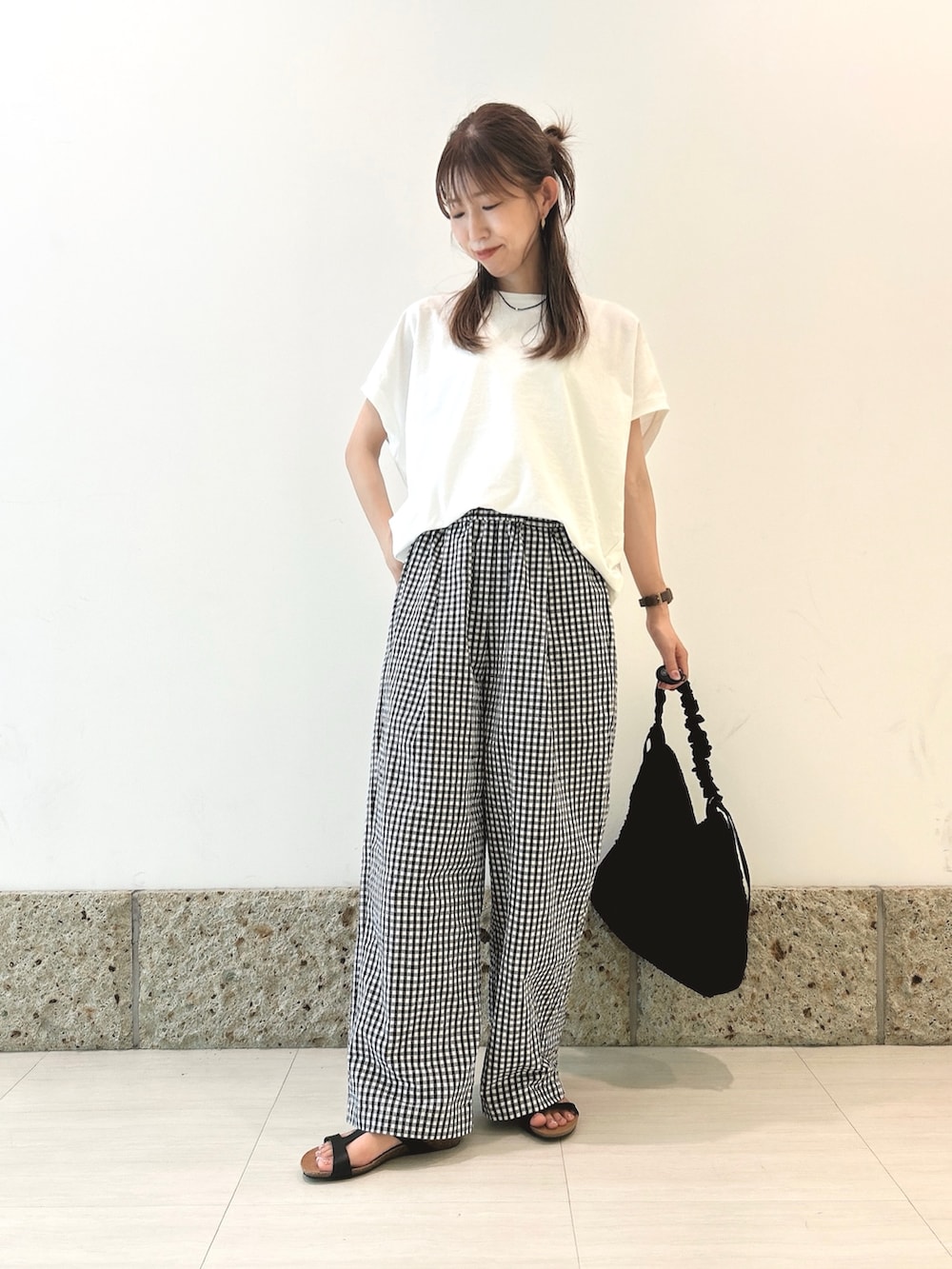 その他のその他パンツ、ブラック系のショルダーバッグ、ブラック系のサンダルを着用したレディースの夏コーディネートの3枚目の写真