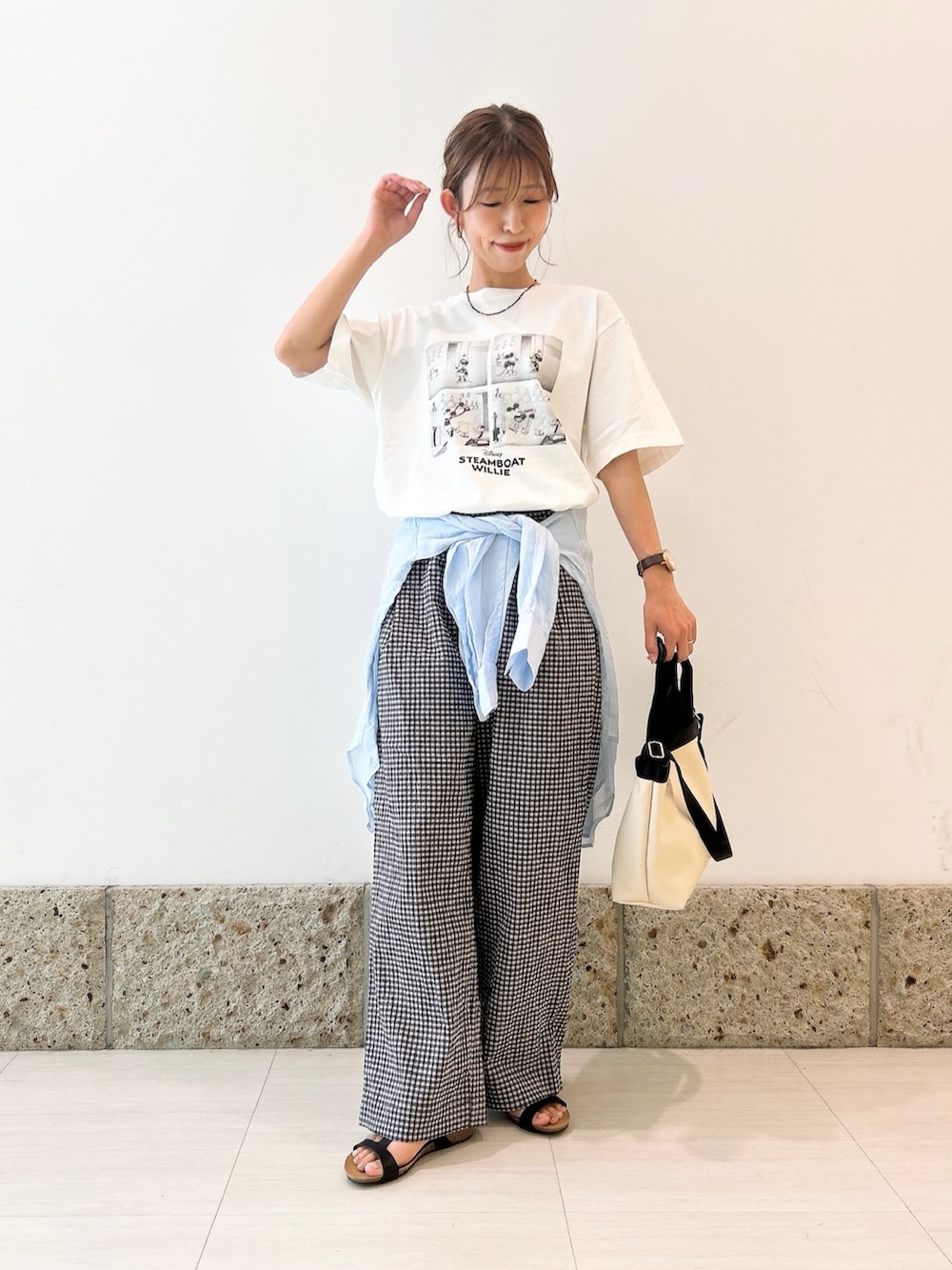 ホワイト系のTシャツ/カットソー、ブルー系のシャツ/ブラウス、ブラック系のその他パンツを着用したレディースの夏コーディネートの2枚目の写真