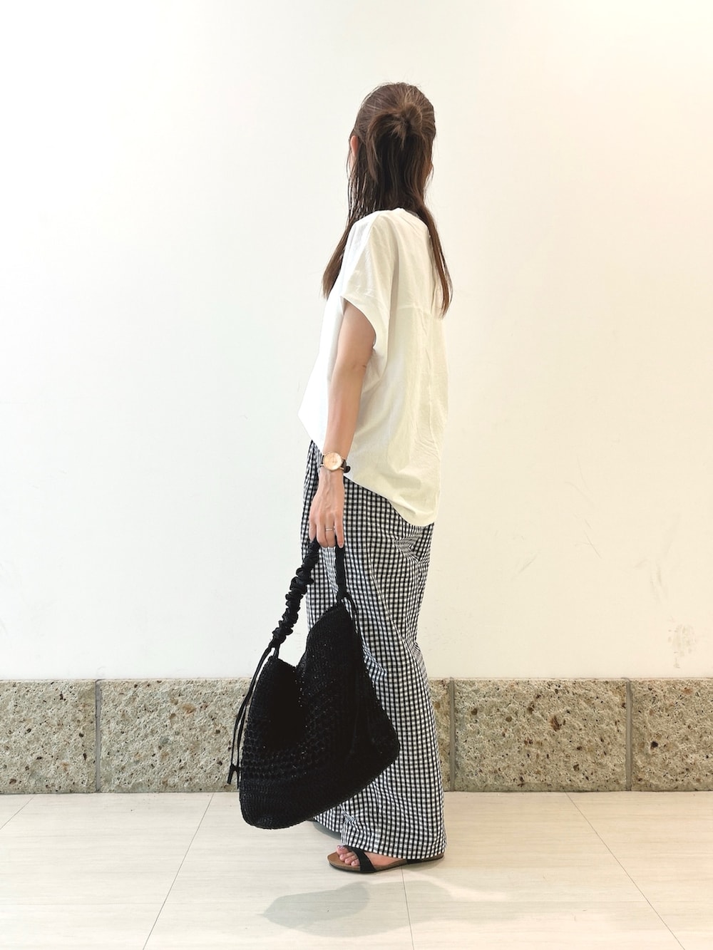 その他のその他パンツ、ブラック系のショルダーバッグ、ブラック系のサンダルを着用したレディースの夏コーディネートの4枚目の写真