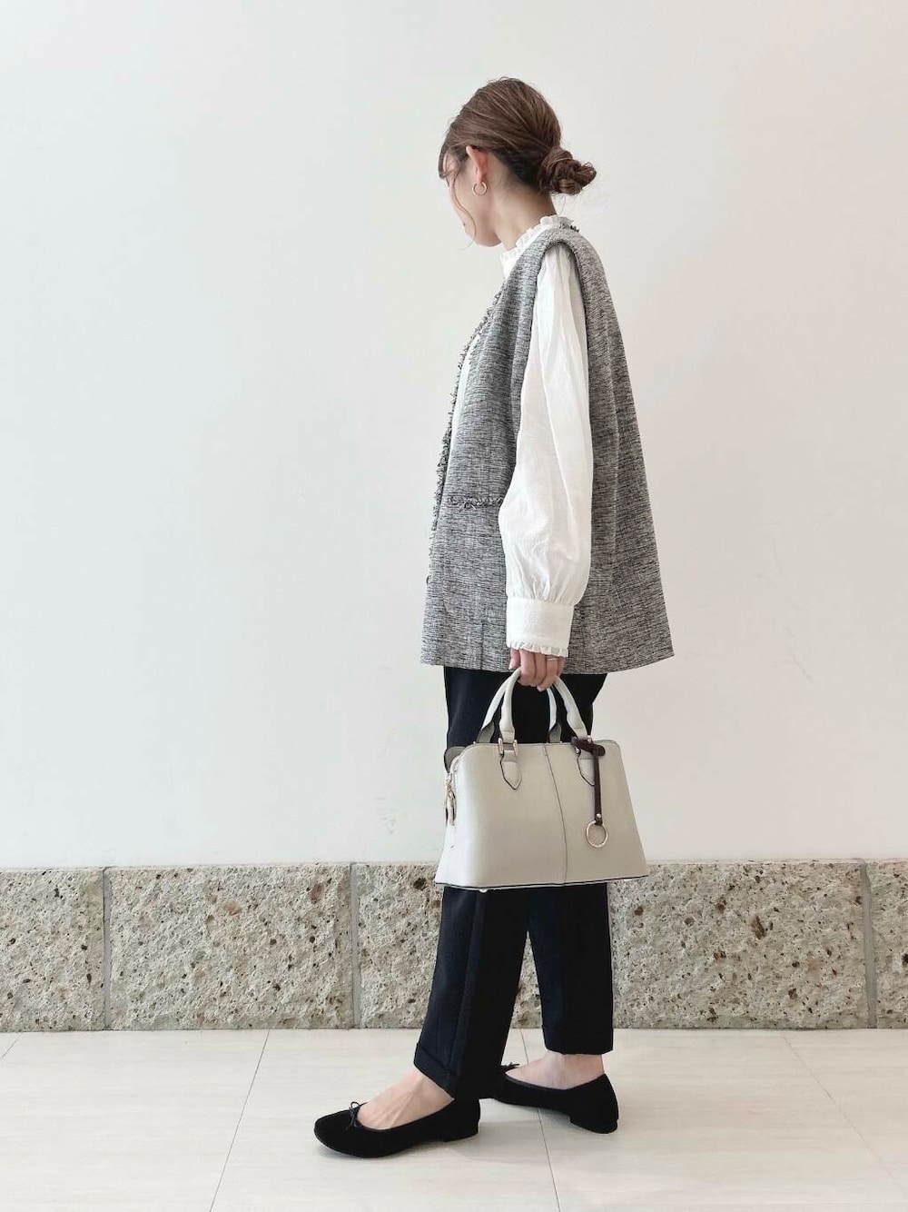 ブラック系のバレエシューズ、グレー系のベスト、ブラック系のその他パンツを着用したレディースの秋コーディネートの3枚目の写真