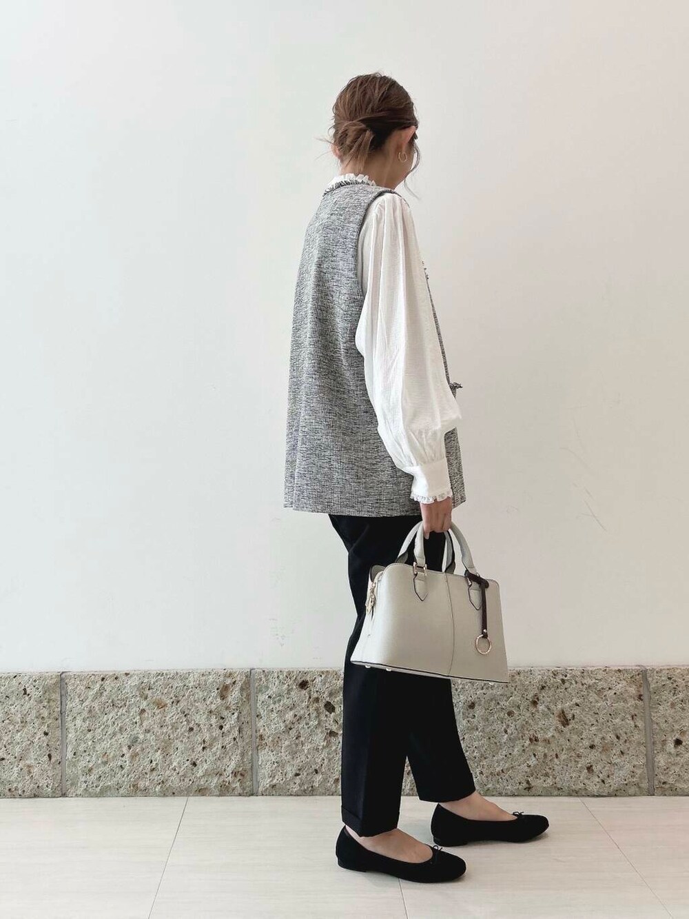 ブラック系のバレエシューズ、グレー系のベスト、ブラック系のその他パンツを着用したレディースの秋コーディネートの5枚目の写真