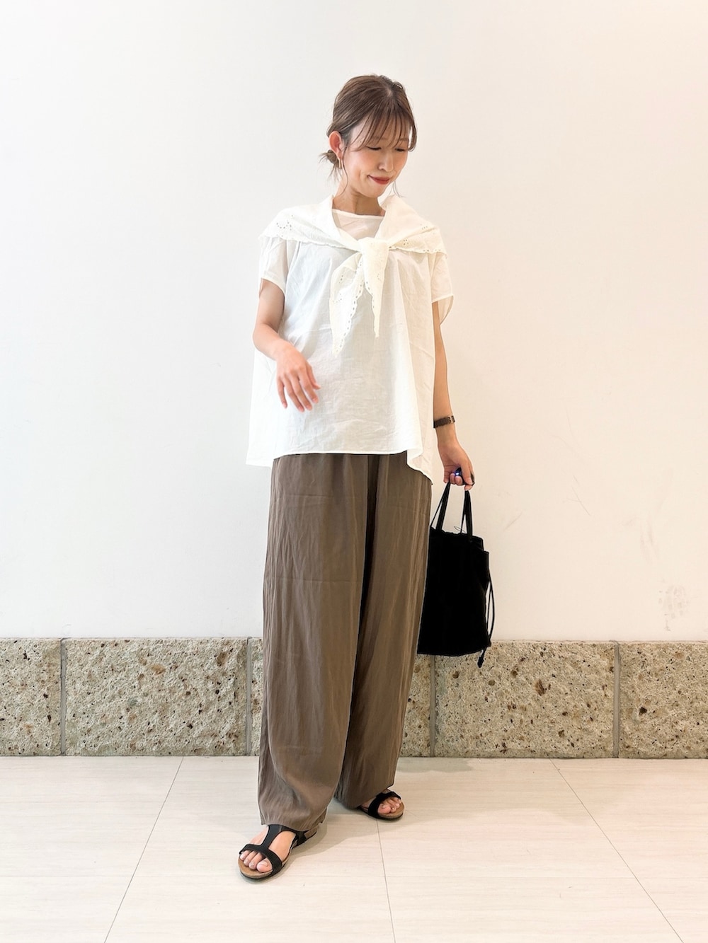 ホワイト系のシャツ/ブラウス、ブラウン系のその他パンツ、ブラック系のショルダーバッグを着用したレディースの夏コーディネートの3枚目の写真