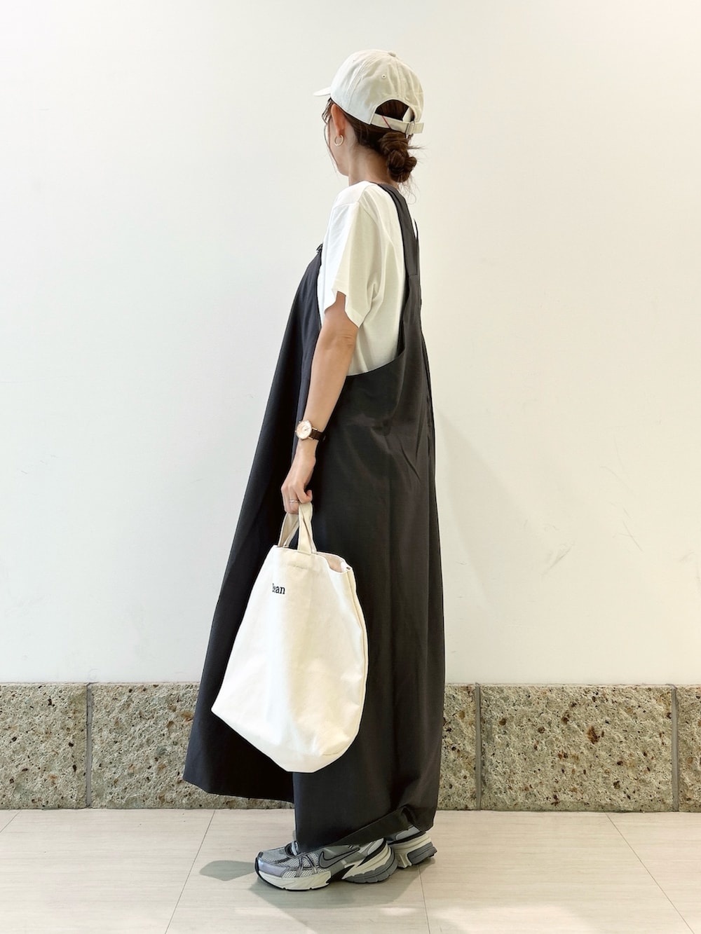 ホワイト系のTシャツ/カットソー、シルバー系のスニーカー、ベージュ系のショルダーバッグを着用したレディースの夏コーディネートの4枚目の写真