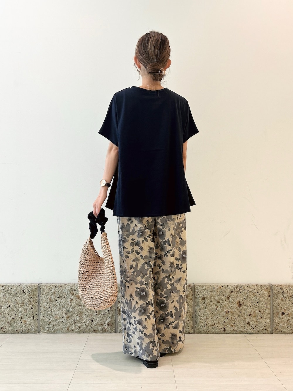 ブルー系のTシャツ/カットソー、グレー系のその他パンツ、ブラック系のかごバッグを着用したレディースの夏コーディネートの4枚目の写真