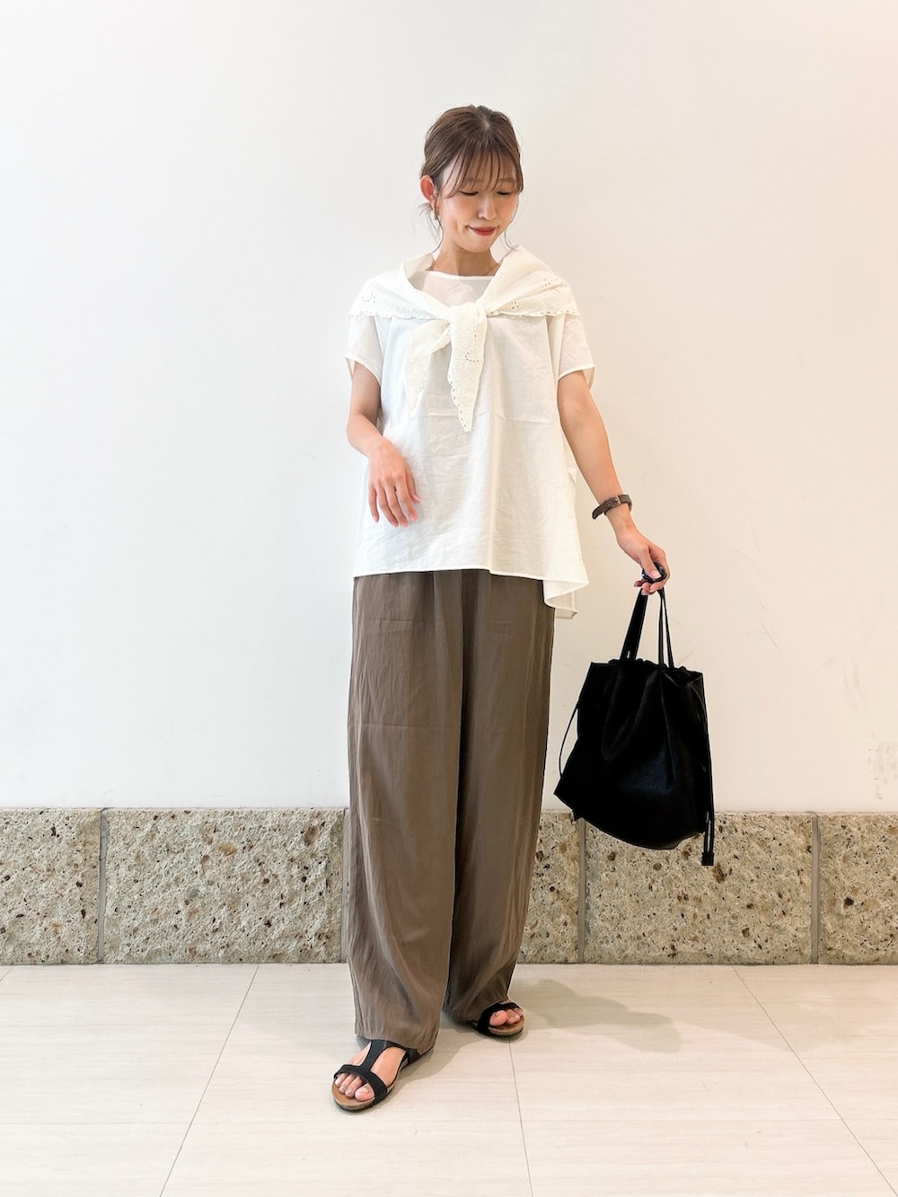 ホワイト系のシャツ/ブラウス、ブラウン系のその他パンツ、ブラック系のショルダーバッグを着用したレディースの夏コーディネートの4枚目の写真
