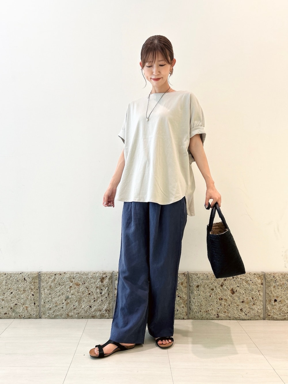 グレー系のTシャツ/カットソー、ブルー系のトートバッグ、ブルー系のその他パンツを着用したレディースの夏コーディネートの2枚目の写真