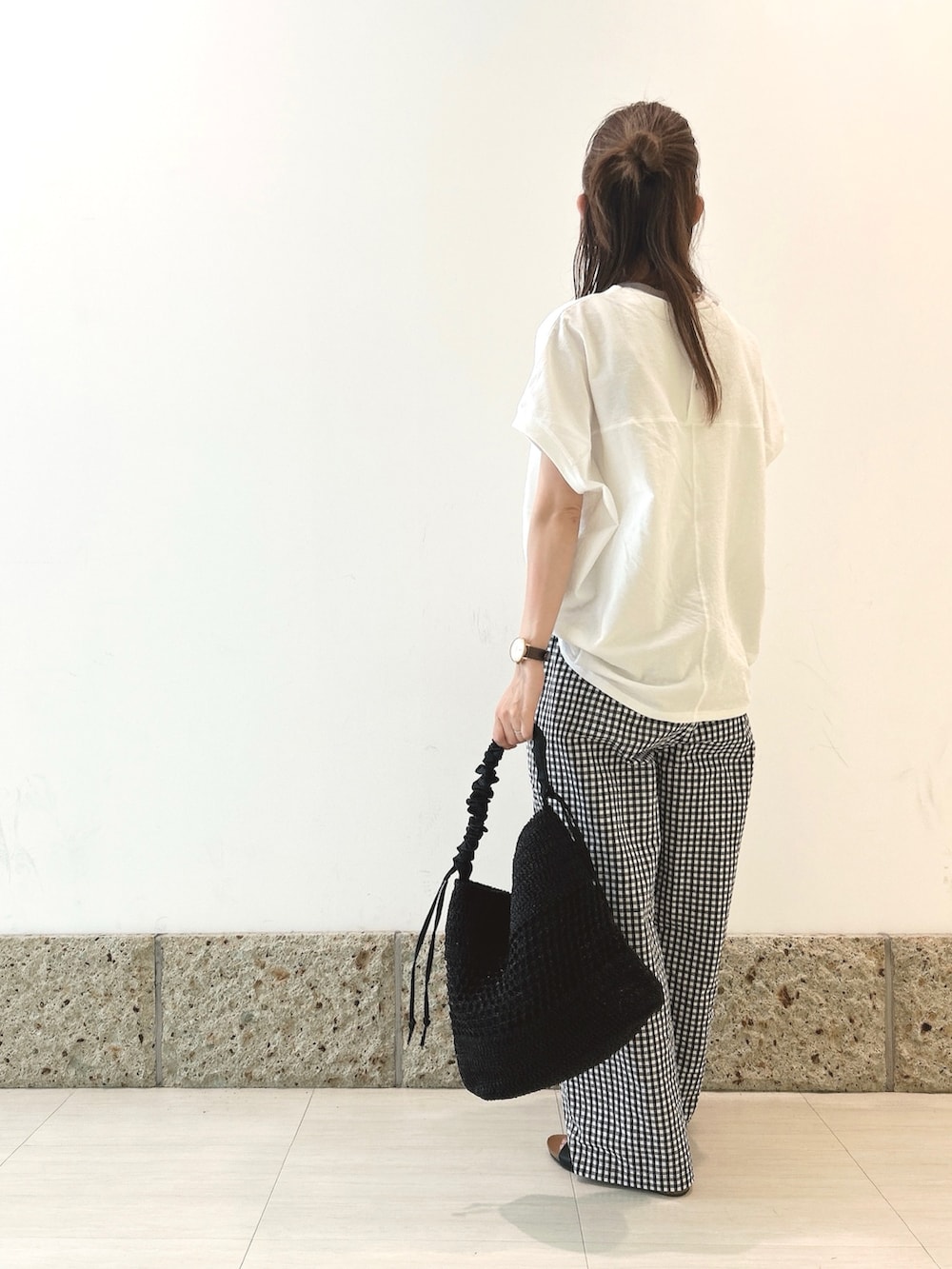 その他のその他パンツ、ブラック系のショルダーバッグ、ブラック系のサンダルを着用したレディースの夏コーディネートの5枚目の写真
