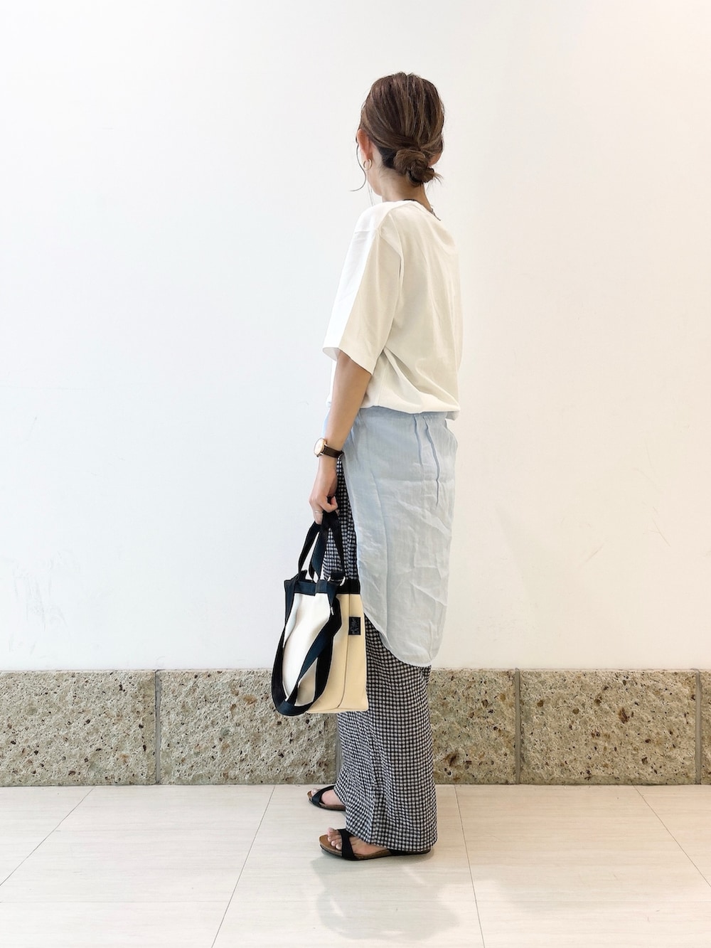 ホワイト系のTシャツ/カットソー、ブルー系のシャツ/ブラウス、ブラック系のその他パンツを着用したレディースの夏コーディネートの5枚目の写真