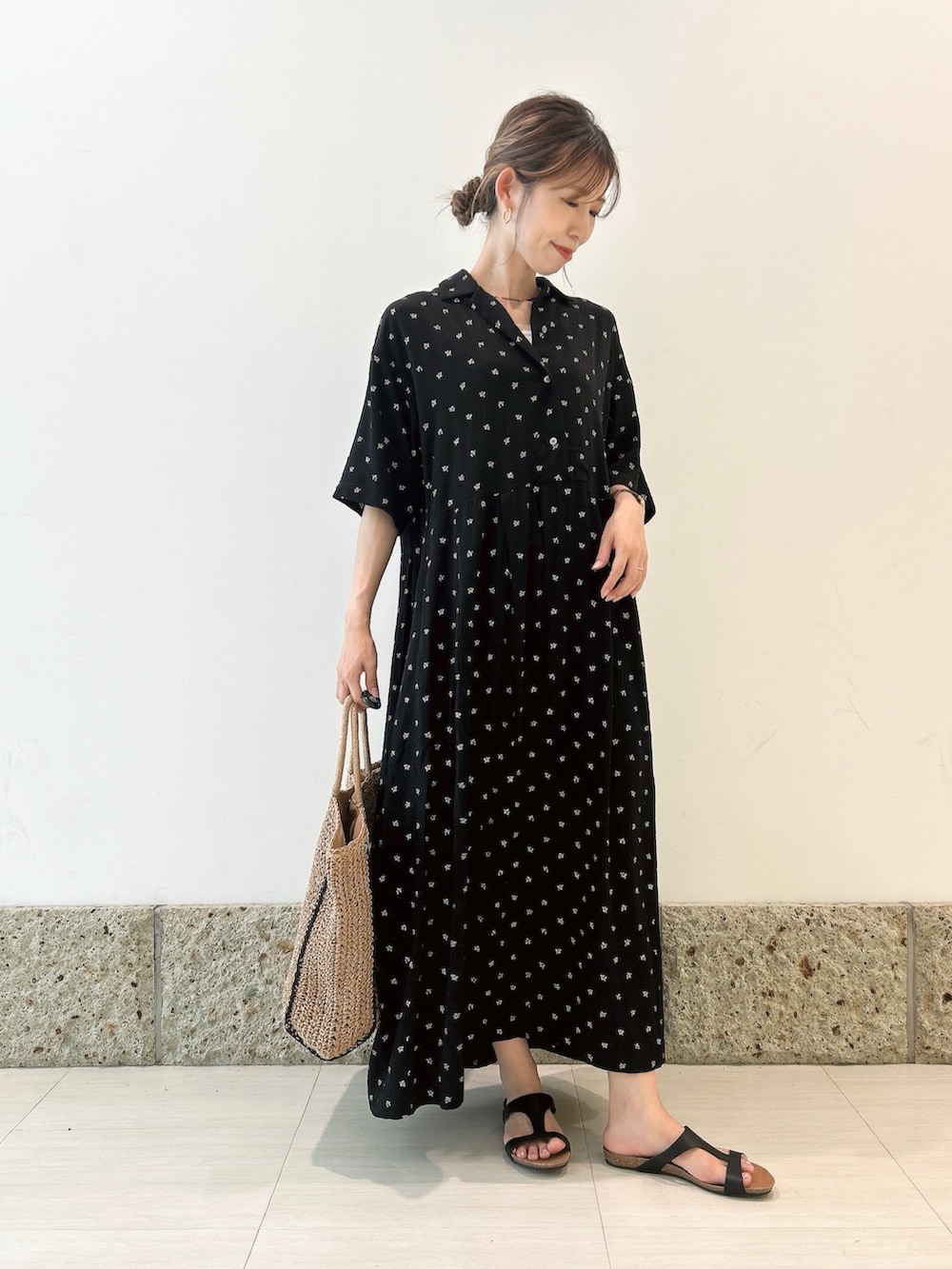 ブラック系のワンピース、ベージュ系のトートバッグ、ブラック系のサンダルを着用したレディースの夏コーディネートの6枚目の写真