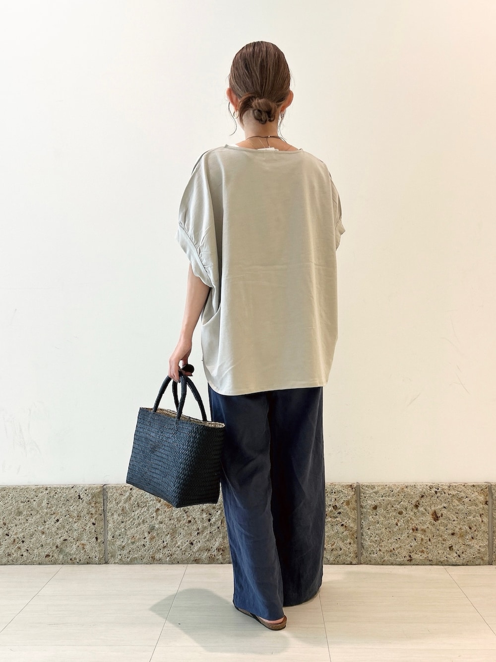 グレー系のTシャツ/カットソー、ブルー系のトートバッグ、ブルー系のその他パンツを着用したレディースの夏コーディネートの4枚目の写真