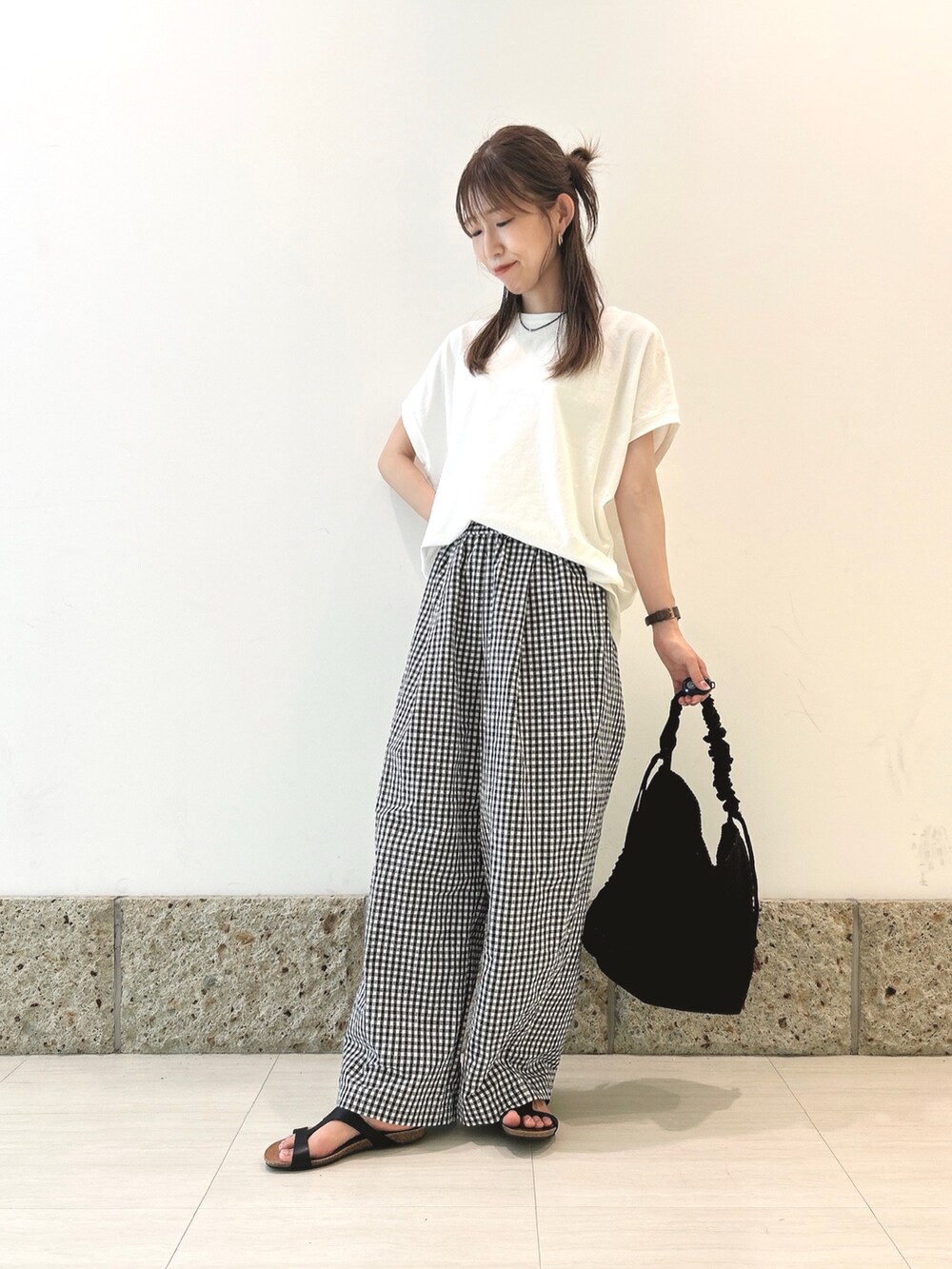 その他のその他パンツ、ブラック系のショルダーバッグ、ブラック系のサンダルを着用したレディースの夏コーディネートの2枚目の写真