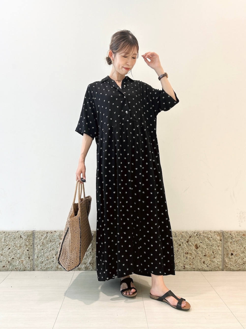 ブラック系のワンピース、ベージュ系のトートバッグ、ブラック系のサンダルを着用したレディースの夏コーディネートの5枚目の写真