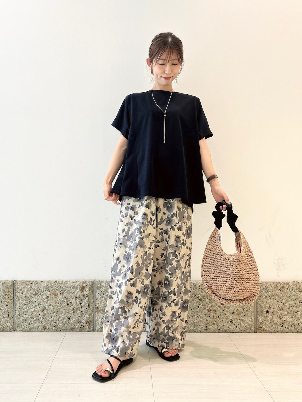 ブルー系のTシャツ/カットソー、グレー系のその他パンツ、ブラック系のかごバッグを着用したレディースの夏コーディネートの2枚目の写真