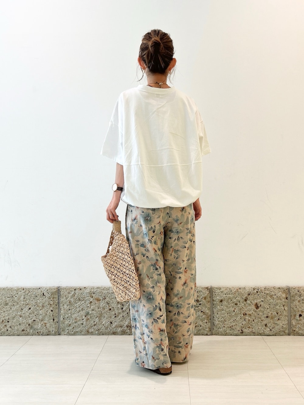 ホワイト系のTシャツ/カットソー、ベージュ系のハンドバッグ、ブルー系のその他パンツを着用したレディースの夏コーディネートの5枚目の写真