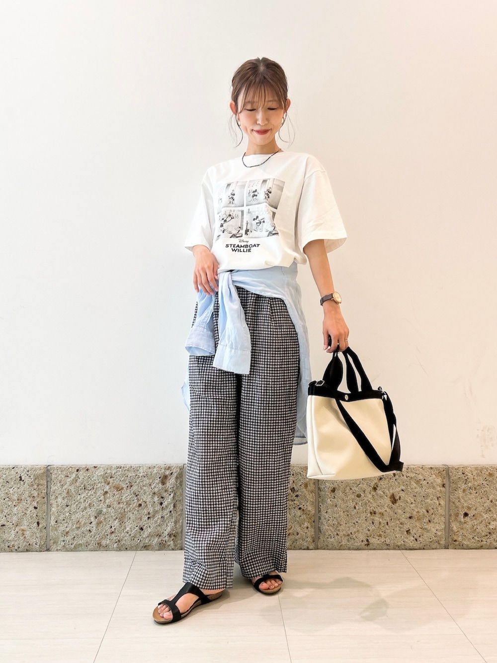 ホワイト系のTシャツ/カットソー、ブルー系のシャツ/ブラウス、ブラック系のその他パンツを着用したレディースの夏コーディネートの3枚目の写真
