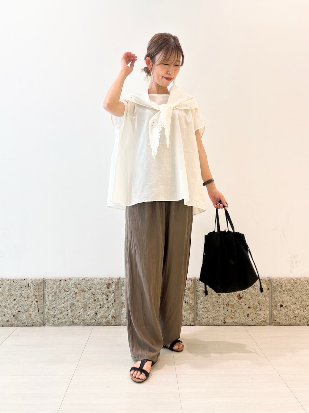 ホワイト系のシャツ/ブラウス、ブラウン系のその他パンツ、ブラック系のショルダーバッグを着用したレディースの夏コーディネートの2枚目の写真