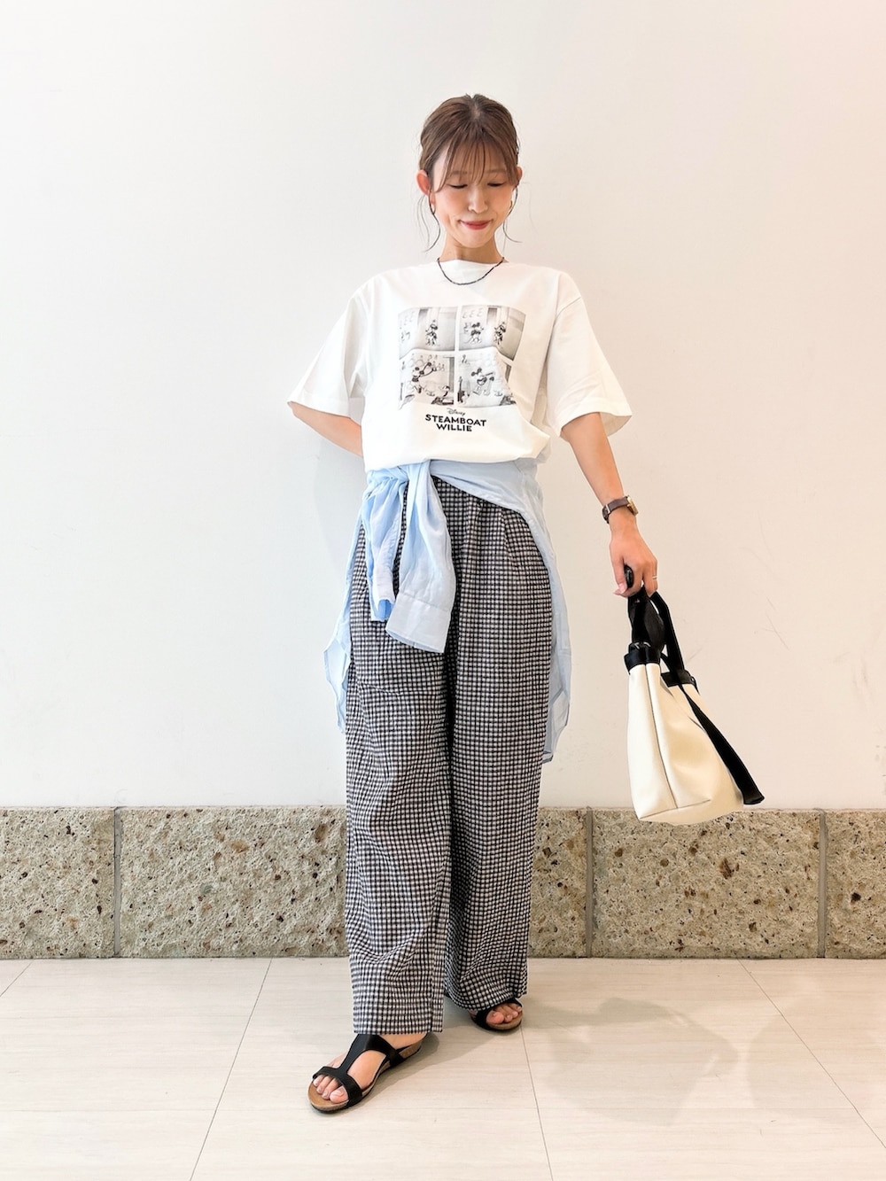 ホワイト系のTシャツ/カットソー、ブルー系のシャツ/ブラウス、ブラック系のその他パンツを着用したレディースの夏コーディネートの4枚目の写真