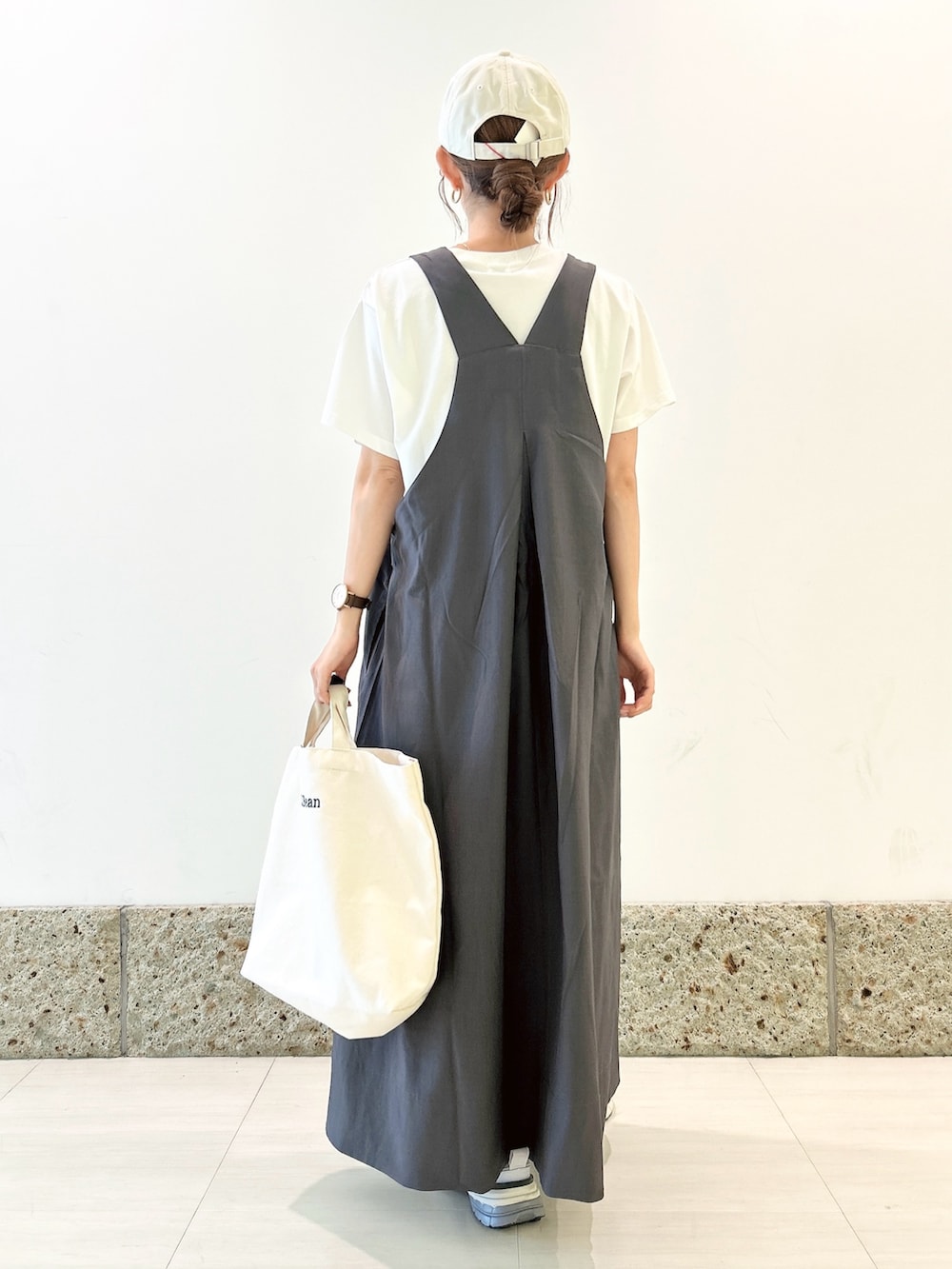 ホワイト系のTシャツ/カットソー、シルバー系のスニーカー、ベージュ系のショルダーバッグを着用したレディースの夏コーディネートの5枚目の写真