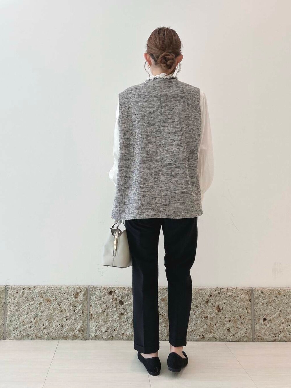 ブラック系のバレエシューズ、グレー系のベスト、ブラック系のその他パンツを着用したレディースの秋コーディネートの4枚目の写真