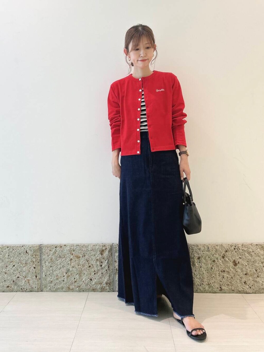 ブラック系のサンダル、ブラック系のTシャツ/カットソー、ブラック系のショルダーバッグを着用したレディースの夏コーディネートの2枚目の写真