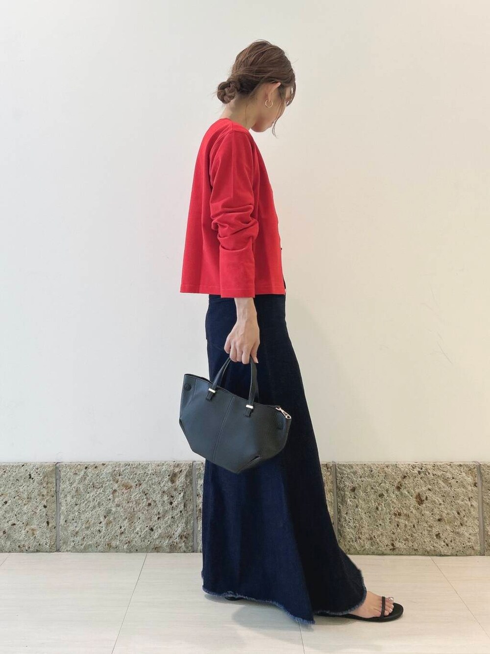 ブラック系のサンダル、ブラック系のTシャツ/カットソー、ブラック系のショルダーバッグを着用したレディースの夏コーディネートの5枚目の写真