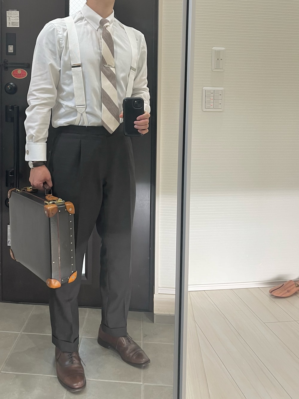 ブラウン系のドレスシューズ、ブラウン系のスラックス、ブラウン系のテーラードジャケットを着用したメンズの春コーディネートの2枚目の写真