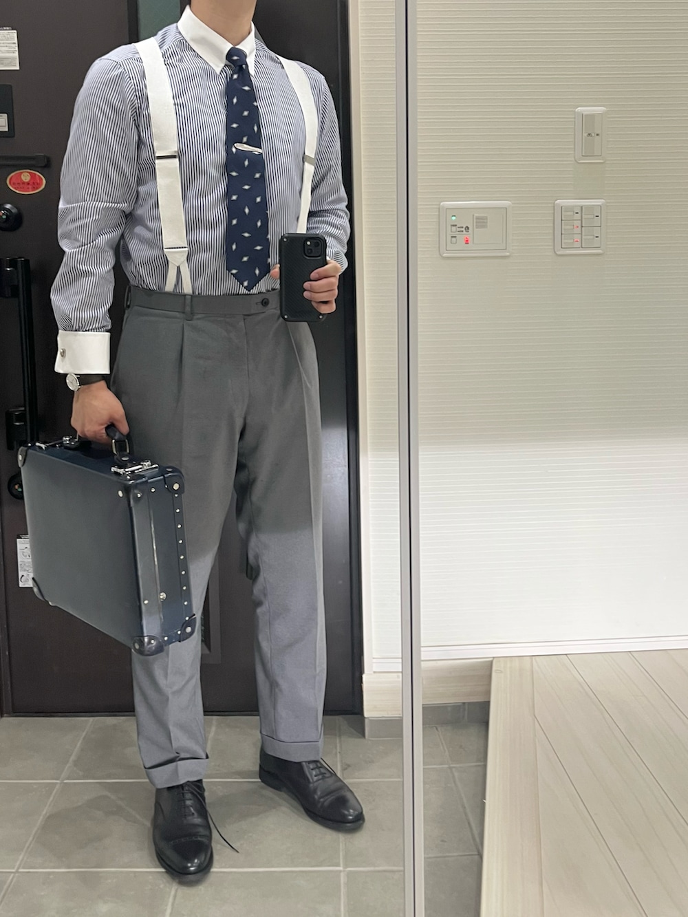 「スーツスタイル、スーツ、ダブルジャケット、スラックス、オフィススタイル、テーラードジャケット、トラッド、クラシカル、グレー、春色、春コーデ、春、春夏コーデ、キレイめ、サスペンダー」｜「BERWICHのアイテム（ドレスシューズ、ブラック系）」を使った、Chrisさん（メンズ・181cm）の春コーディネートの2枚目の写真