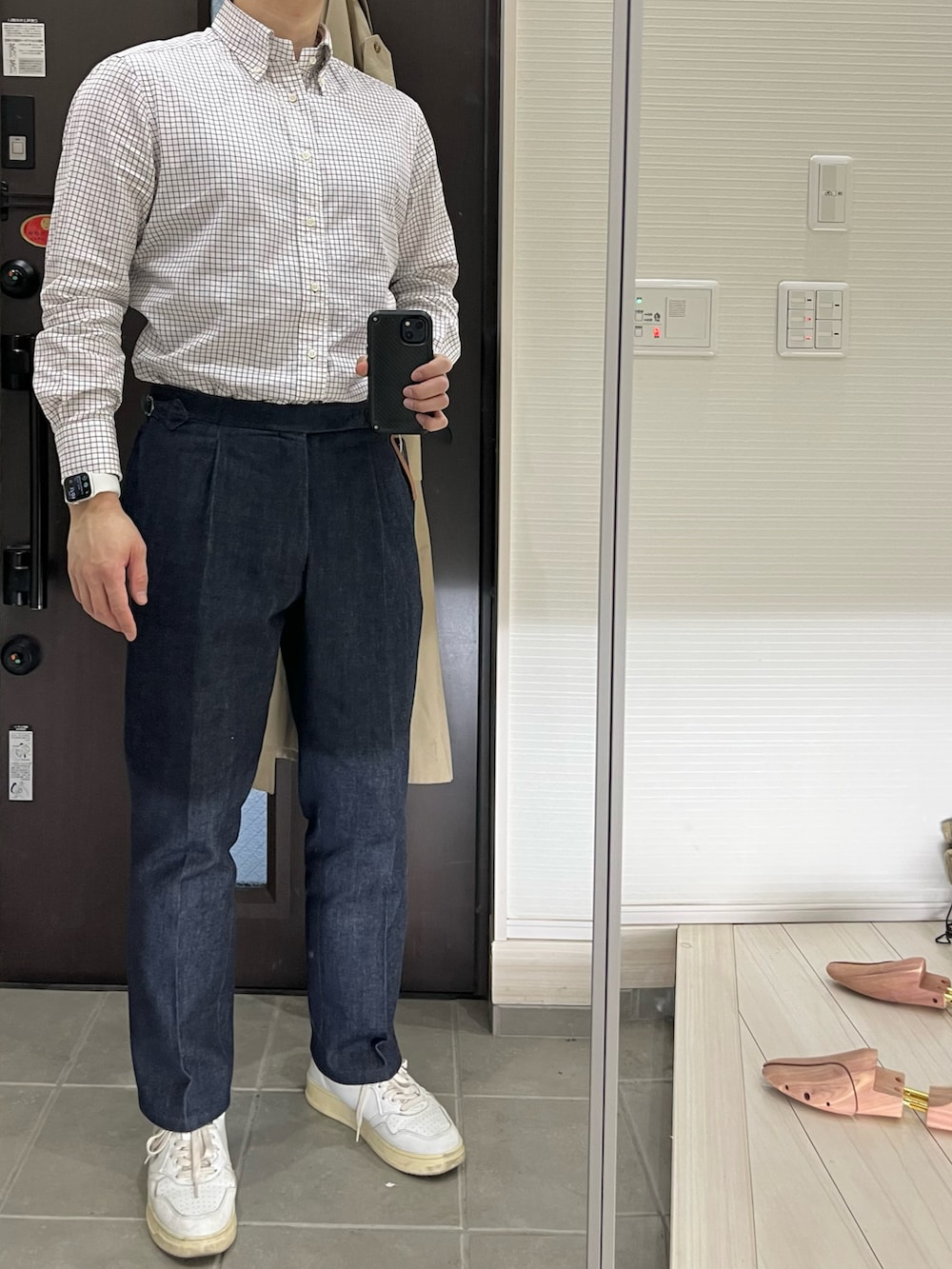 「コート、コートスタイル、コートコーデ、スプリングコート、トレンチコート、トレンチ、ベージュ、デニム、デニムパンツ、スラックス、白スニーカー、春コーデ、春、トラッド、クラシカル」｜「Aquascutumのアイテム（トレンチコート、ベージュ系）」を使った、Chrisさん（メンズ・181cm）の冬コーディネートの2枚目の写真