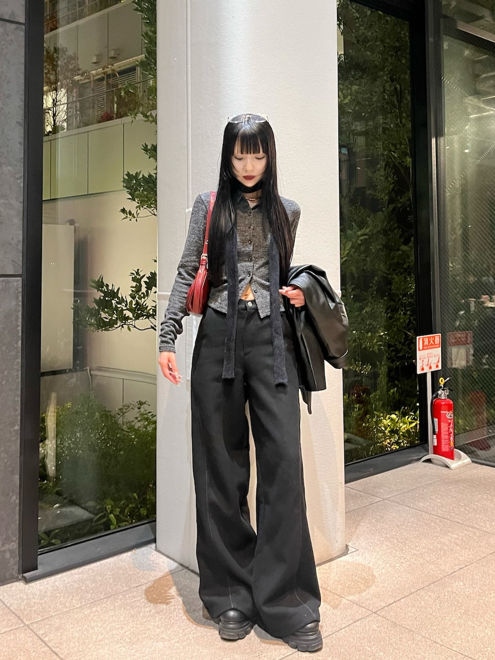 ブラック系のパンツを着用したレディースの秋コーディネートの2枚目の写真