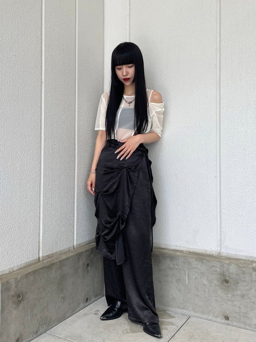 ブラック系のスラックス、ホワイト系のTシャツ/カットソーを着用したレディースの夏コーディネートの2枚目の写真