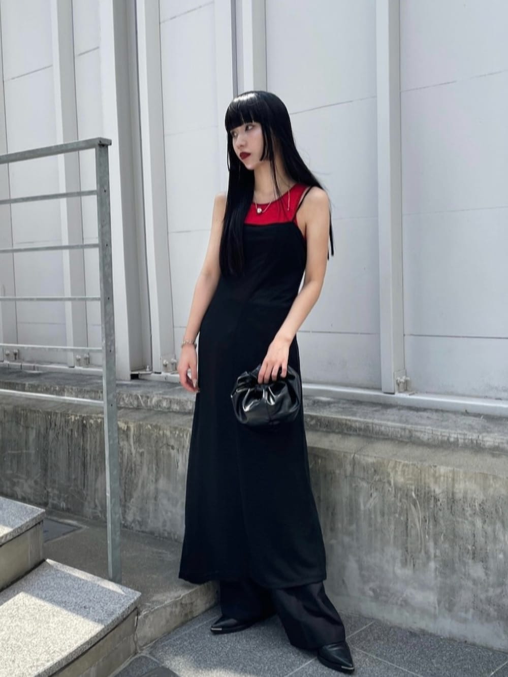 ホワイト系のワンピース、ブラック系のスラックス、レッド系のタンクトップを着用したレディースの夏コーディネートの2枚目の写真