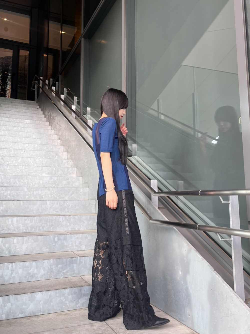 ブラック系のその他パンツを着用したレディースの春コーディネートの2枚目の写真