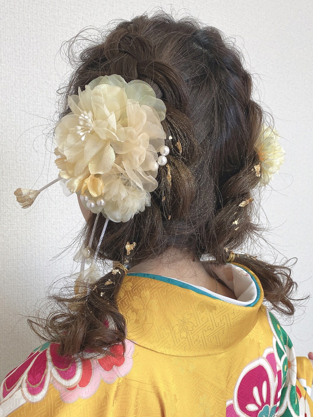 ブルー系の着物、イエロー系の着物を着用したレディースの春コーディネートの2枚目の写真